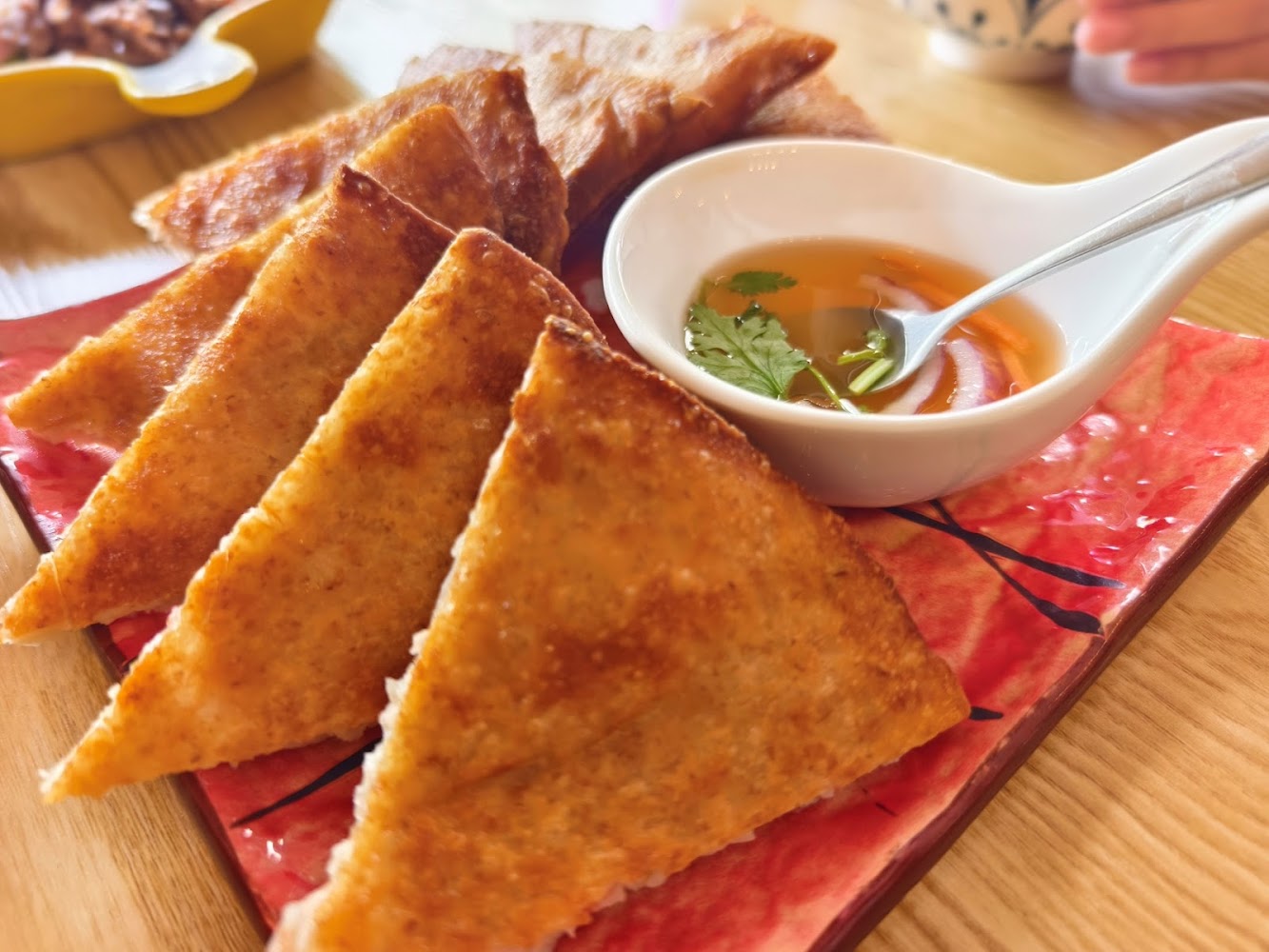 Luna庭苑酥炸三角點心搭香菜洋蔥醬