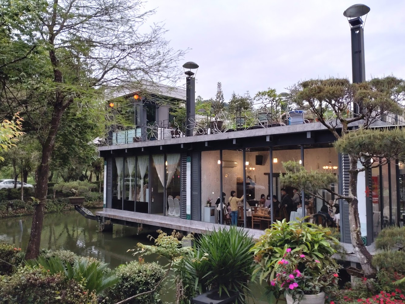 位於水邊的玻璃屋餐廳
