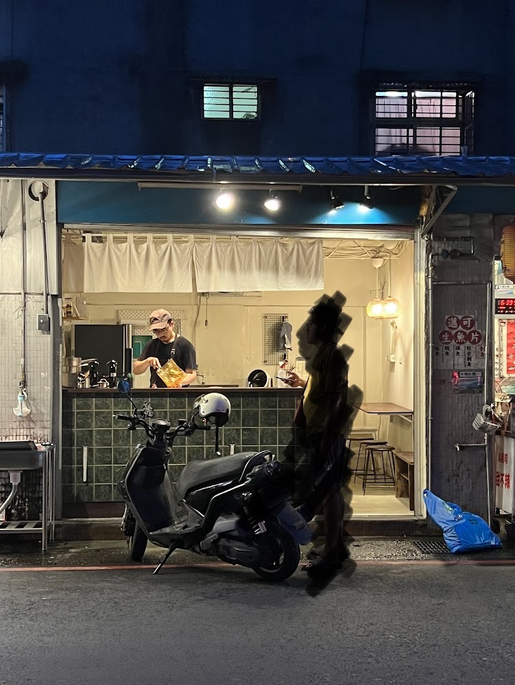 晚上拍攝的咖哩飯店店外觀，店面溫馨樸實