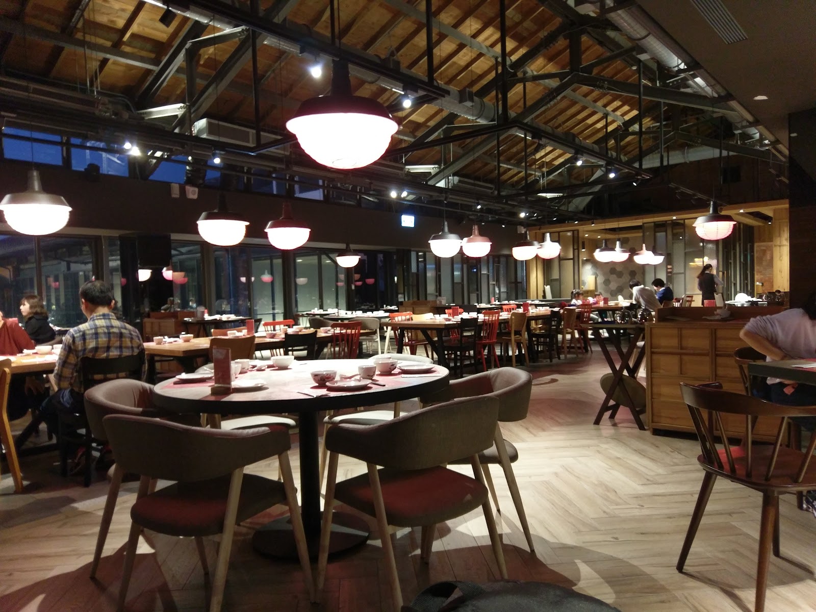 宜蘭傳藝園區餐廳室內，工業風木質天花板，大型圓形吊燈，圓桌與溫暖燈光用餐環境