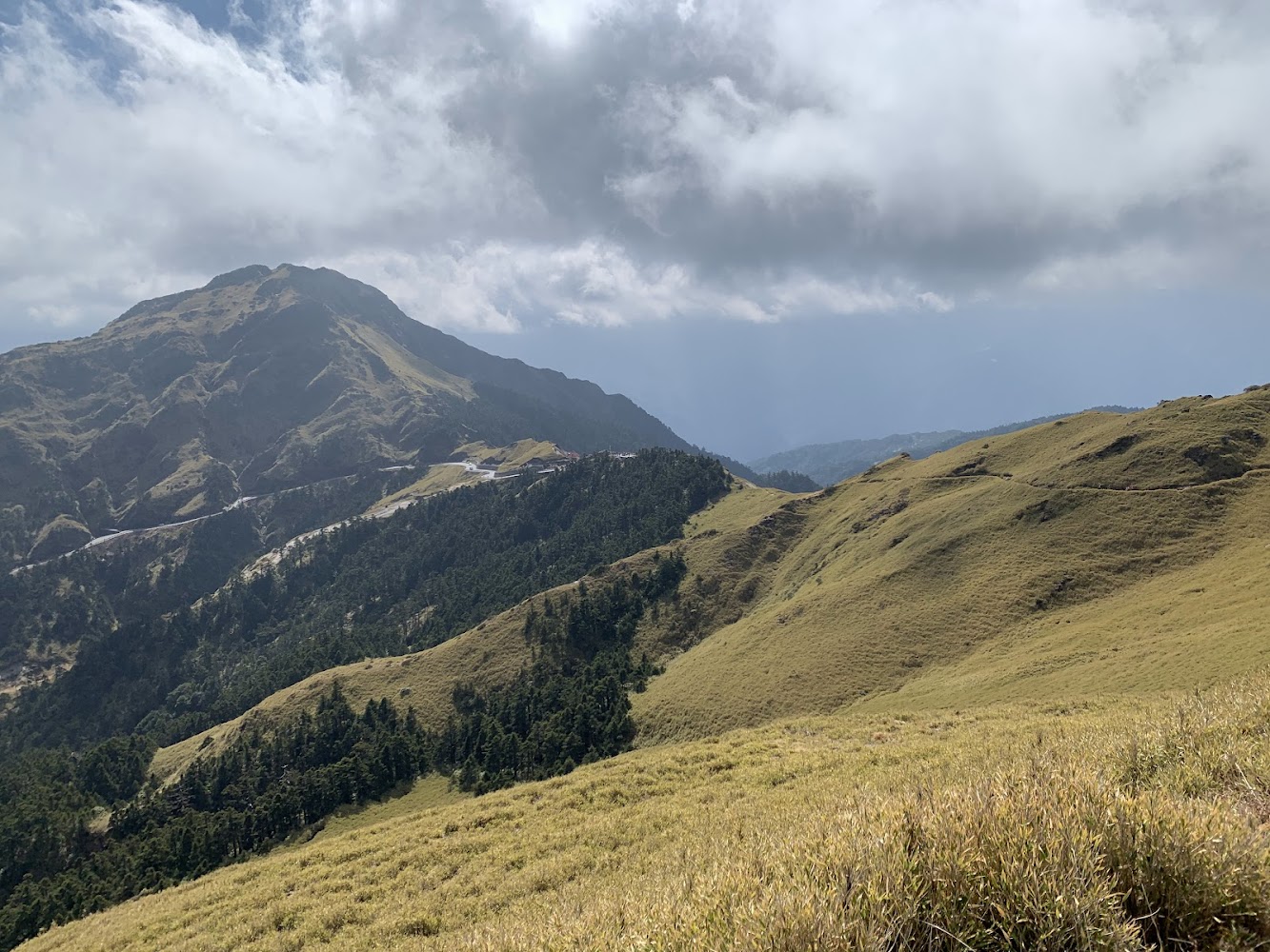 合歡山廣闊山坡與雲層