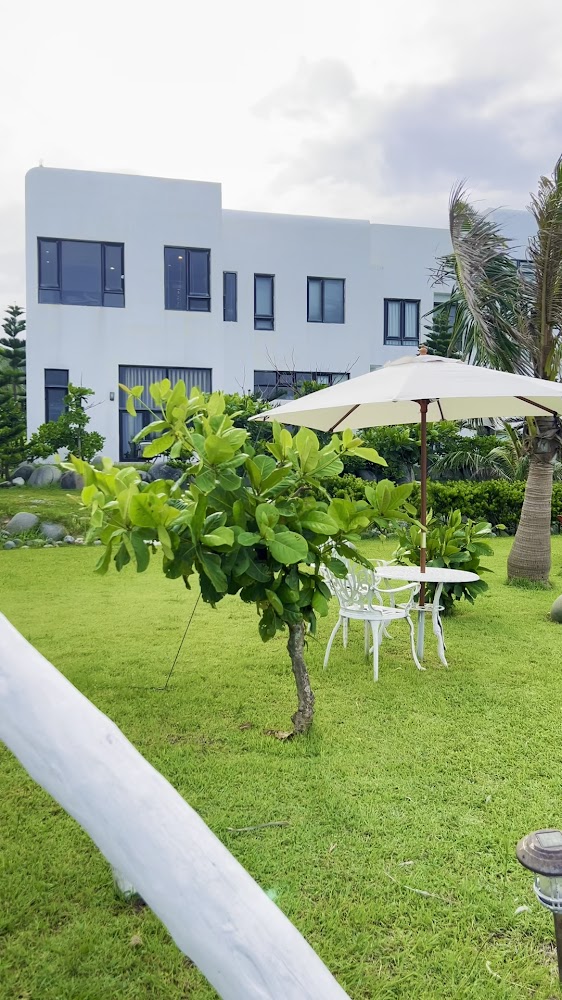 現代風格白色建築與草地庭園