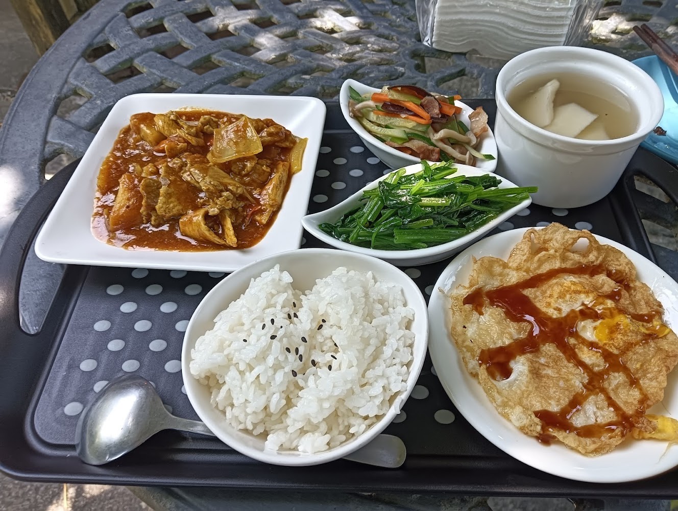 中式便當簡餐有飯菜蛋與湯
