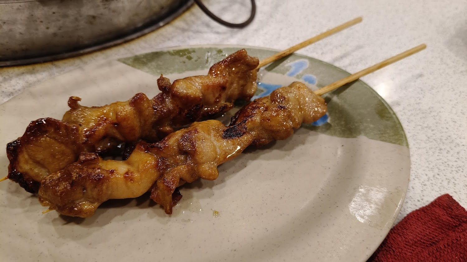 橢圓盤上兩串烤肉串