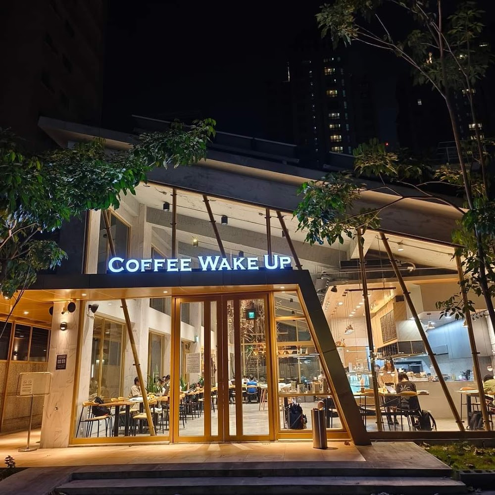 咖啡覺醒美術店明亮外觀可見室內用餐客人