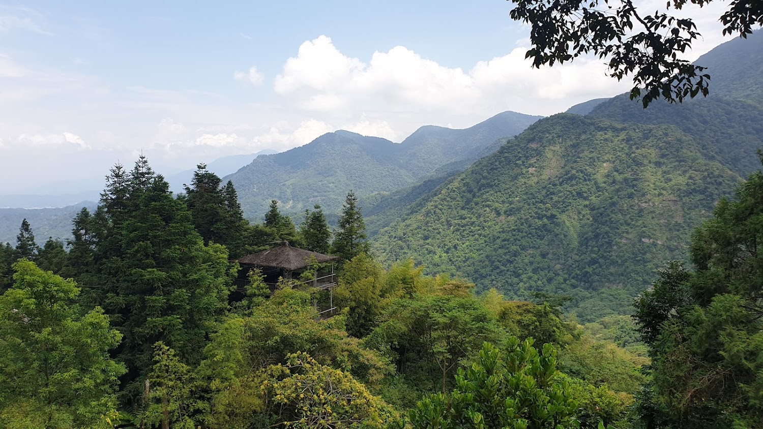 綠意山林中可見涼亭與層層山巒