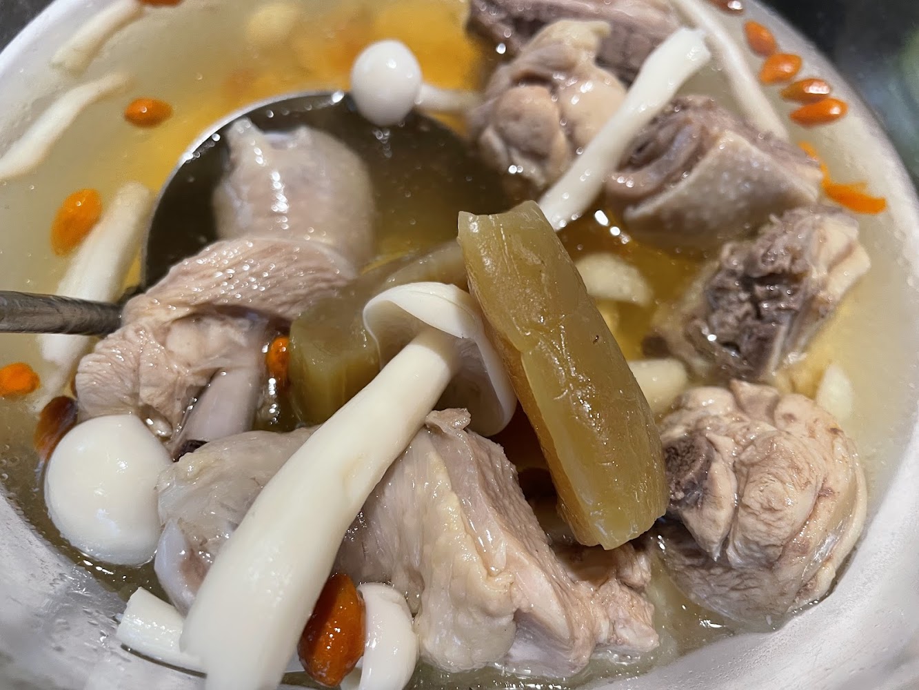 食材豐富的雞湯