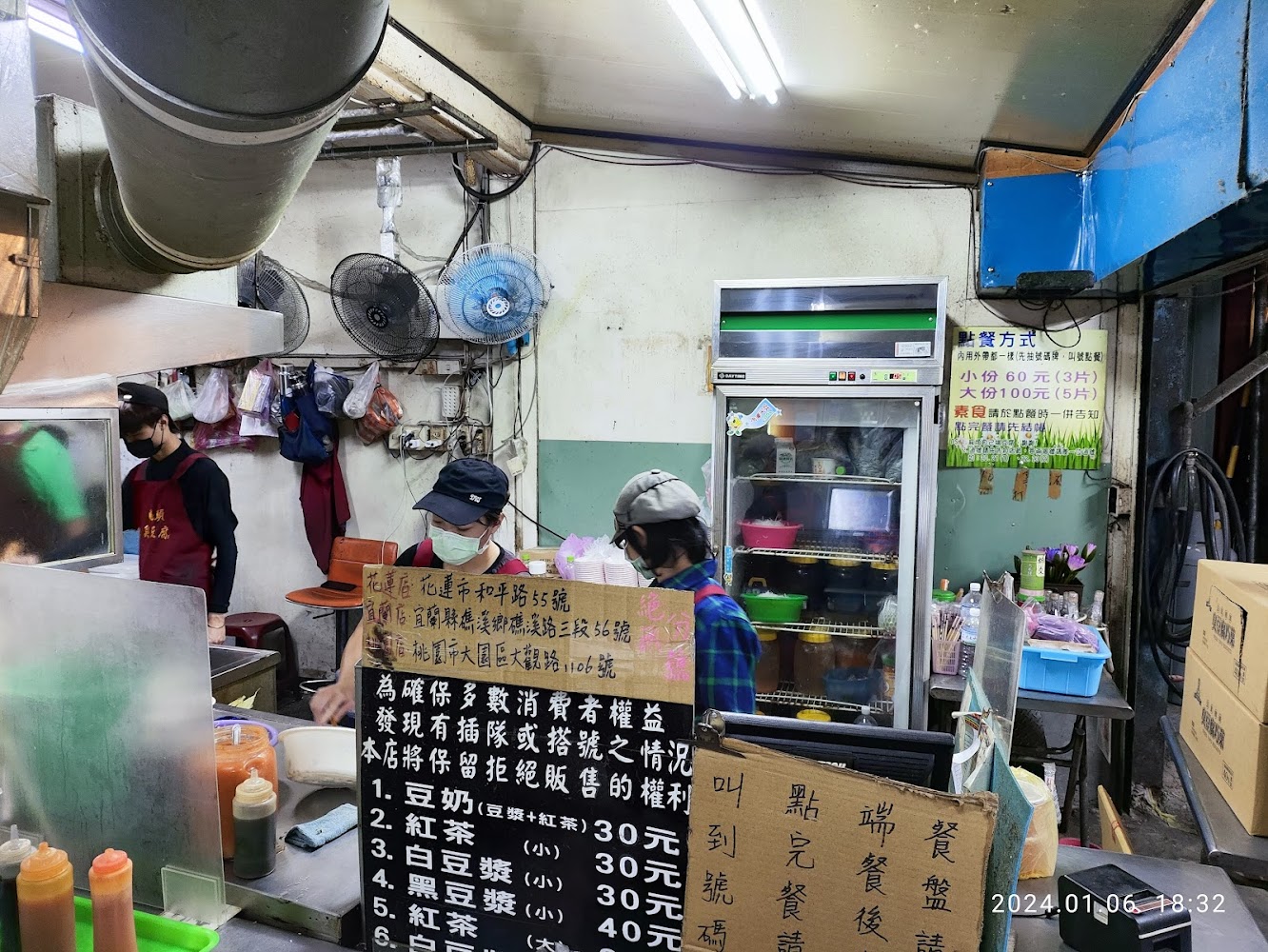 店內製作區與價目表、調味料區，呈現台灣在地小吃店氛圍