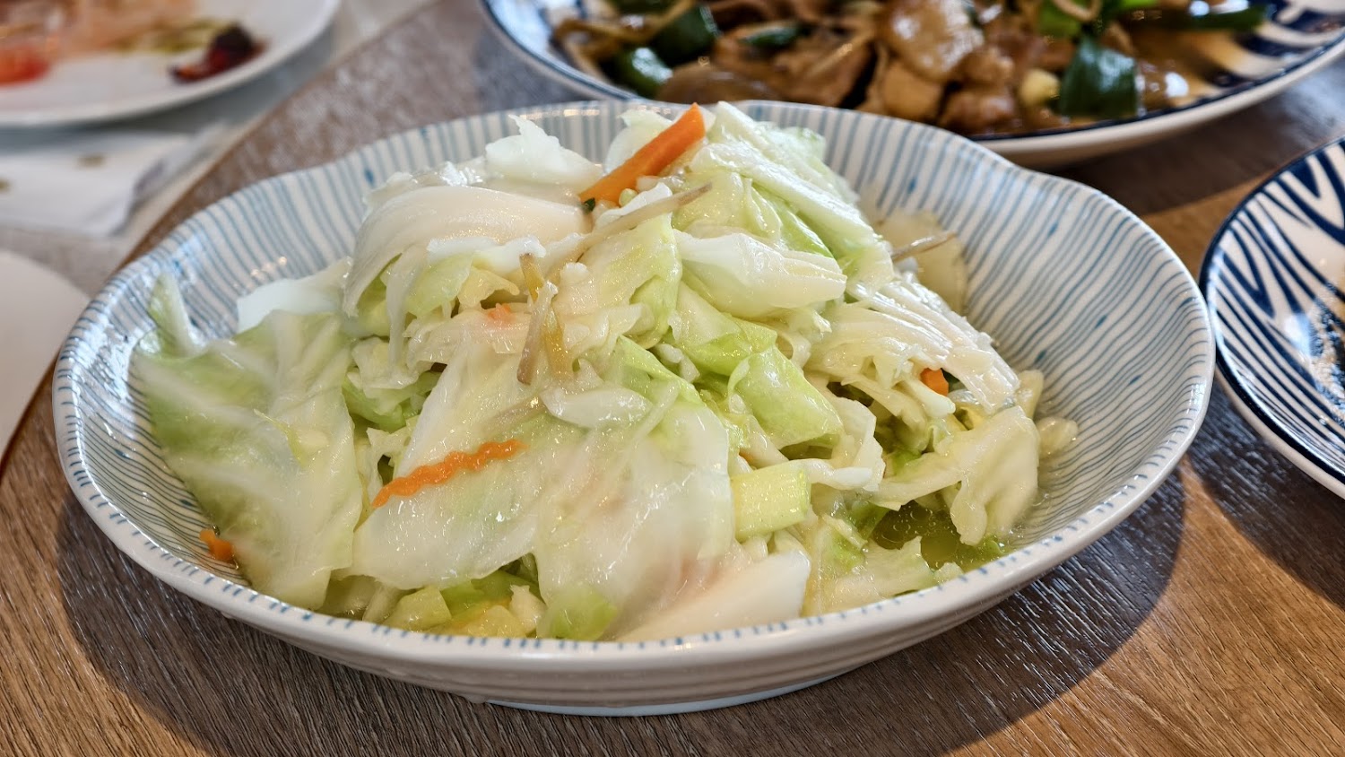 清炒高麗菜加紅蘿蔔絲與蒜頭，質感家常
