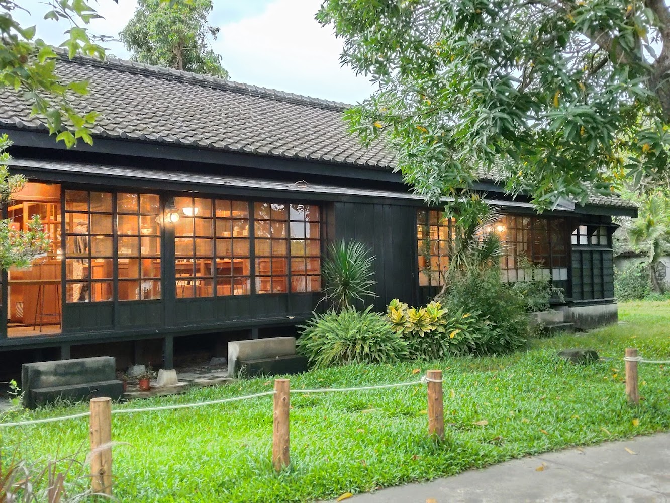 檜意森活村草地與老屋外觀