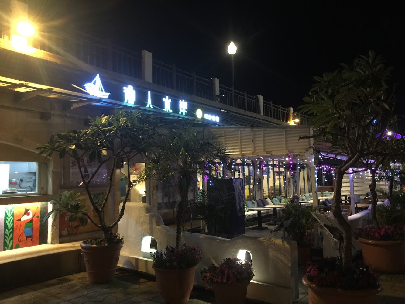 夜間營業餐廳露天座位與燈飾