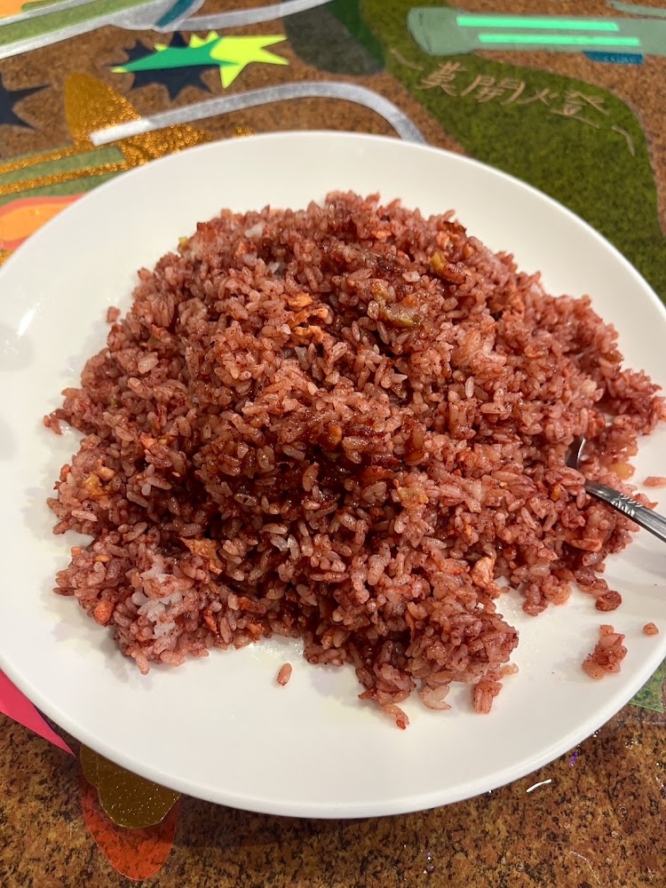 依嬤的店紅色炒飯，飯粒分明，帶有紅糟或紅麴色澤