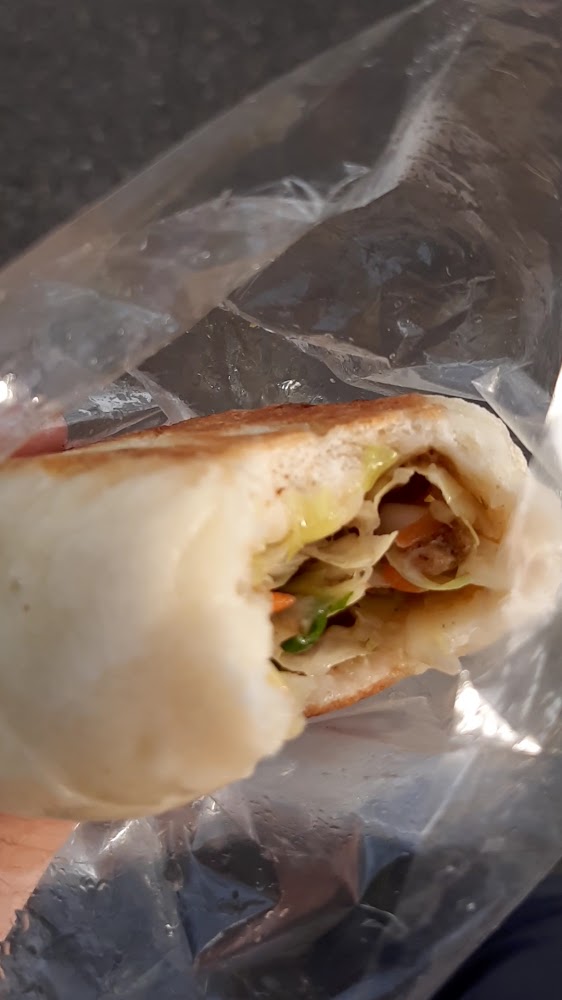 被咬了一口的餡餅露出蔬菜和肉餡