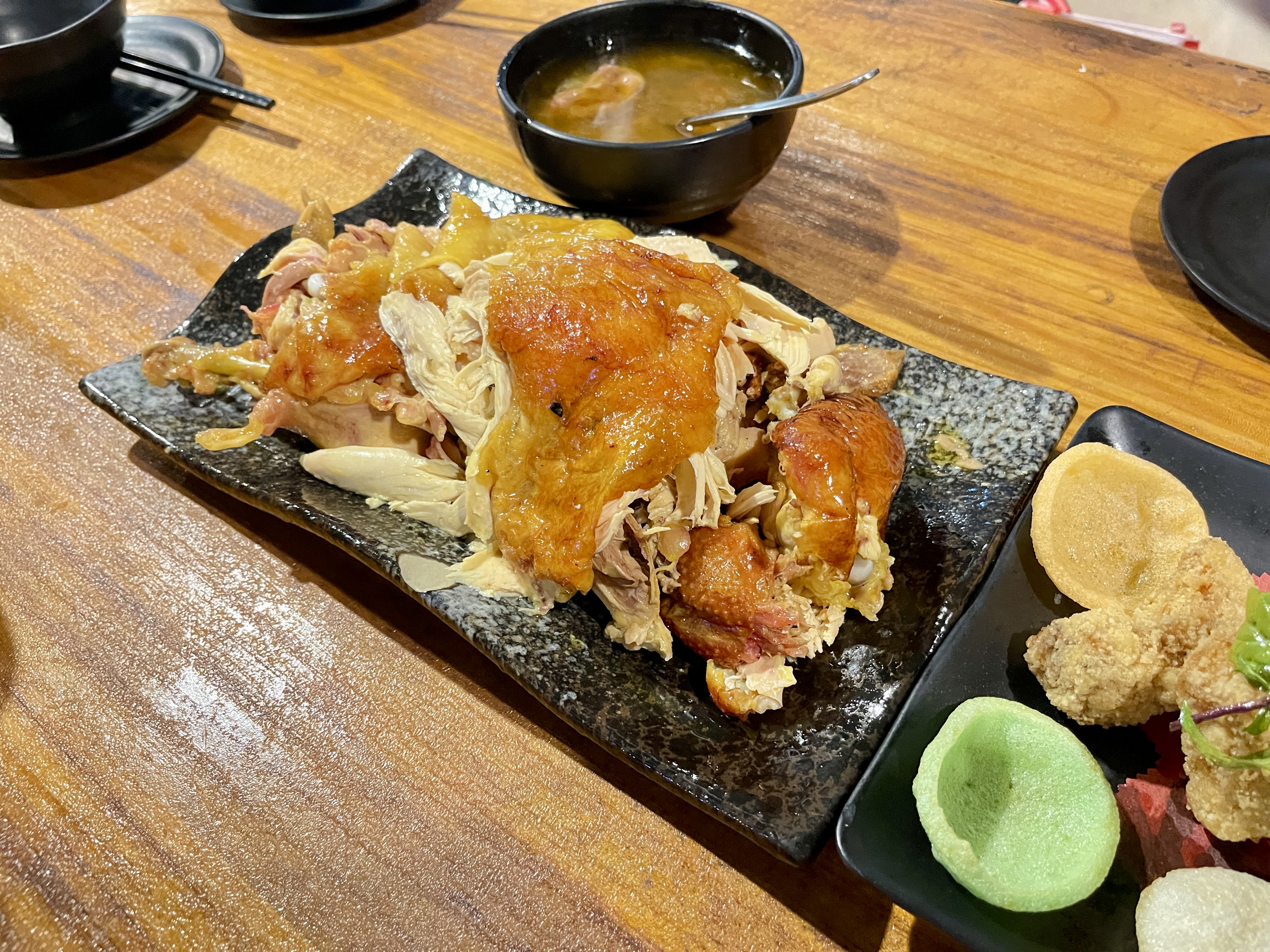 切好的烤雞與配菜