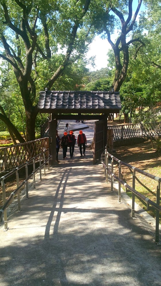 日式風格木門與綠意環繞的古蹟園區步道景色