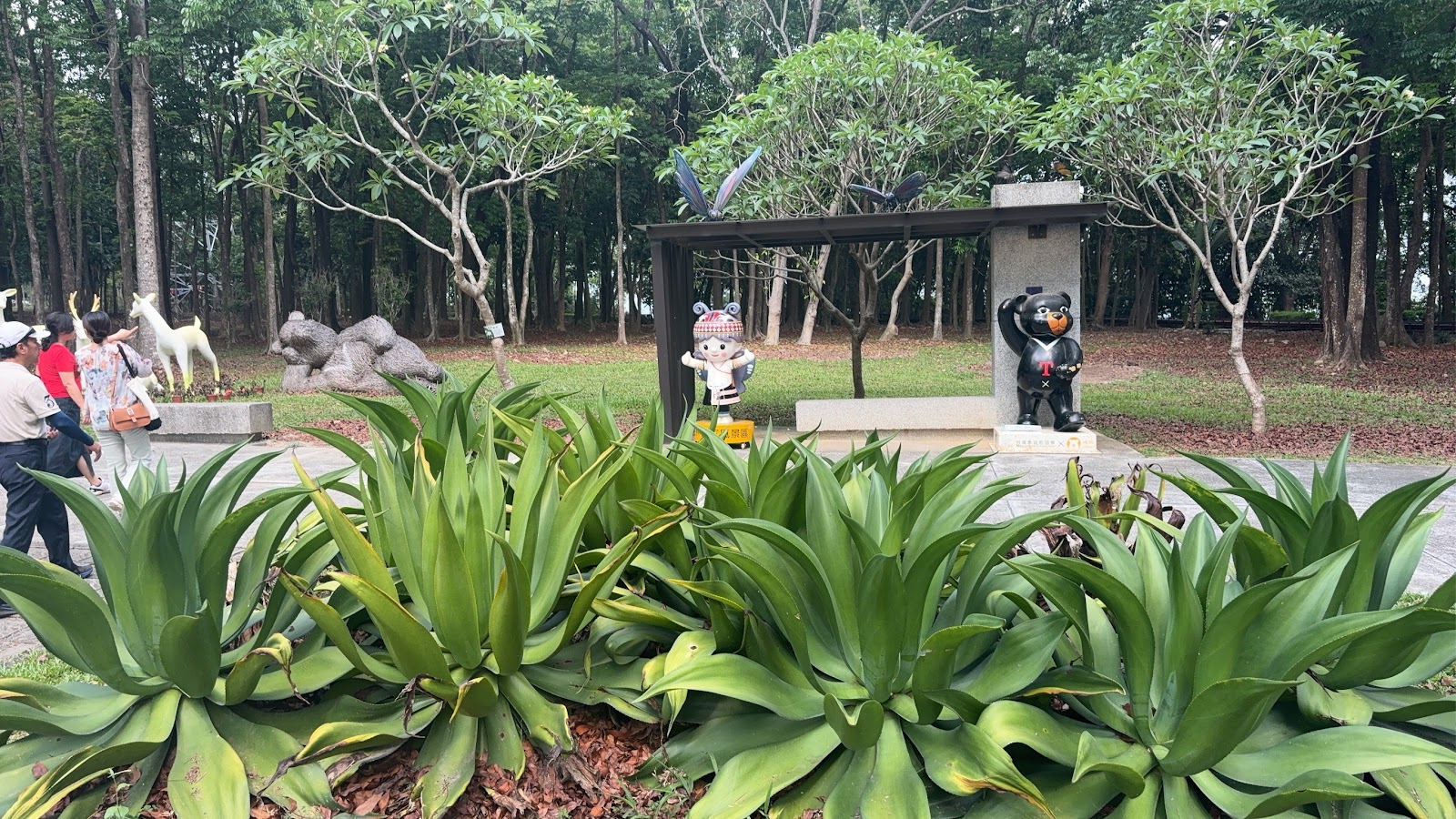 新威森林公園內黑熊與原住民吉祥物雕塑，遊客必拍打卡