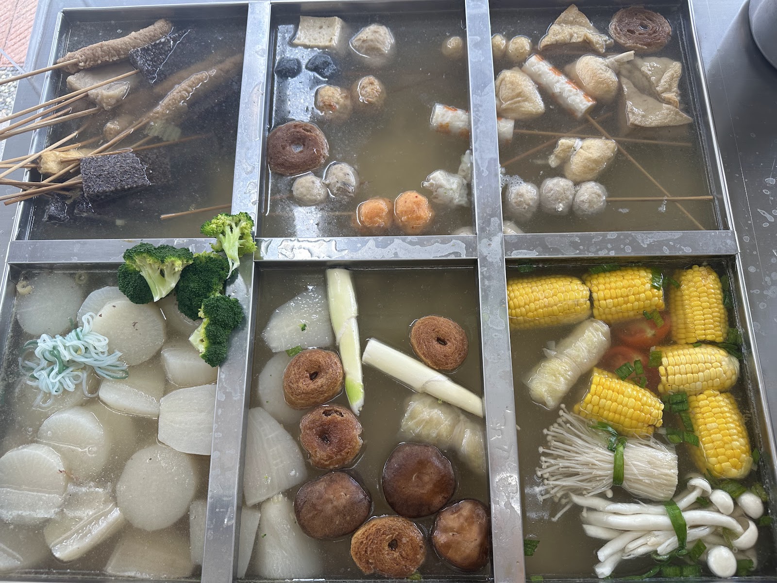 蚵仔寮大酒家六格關東煮大鍋，各式食材分格烹煮