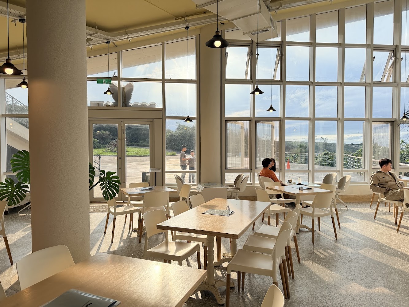 豹豹咖啡海邊館大片窗景內裝