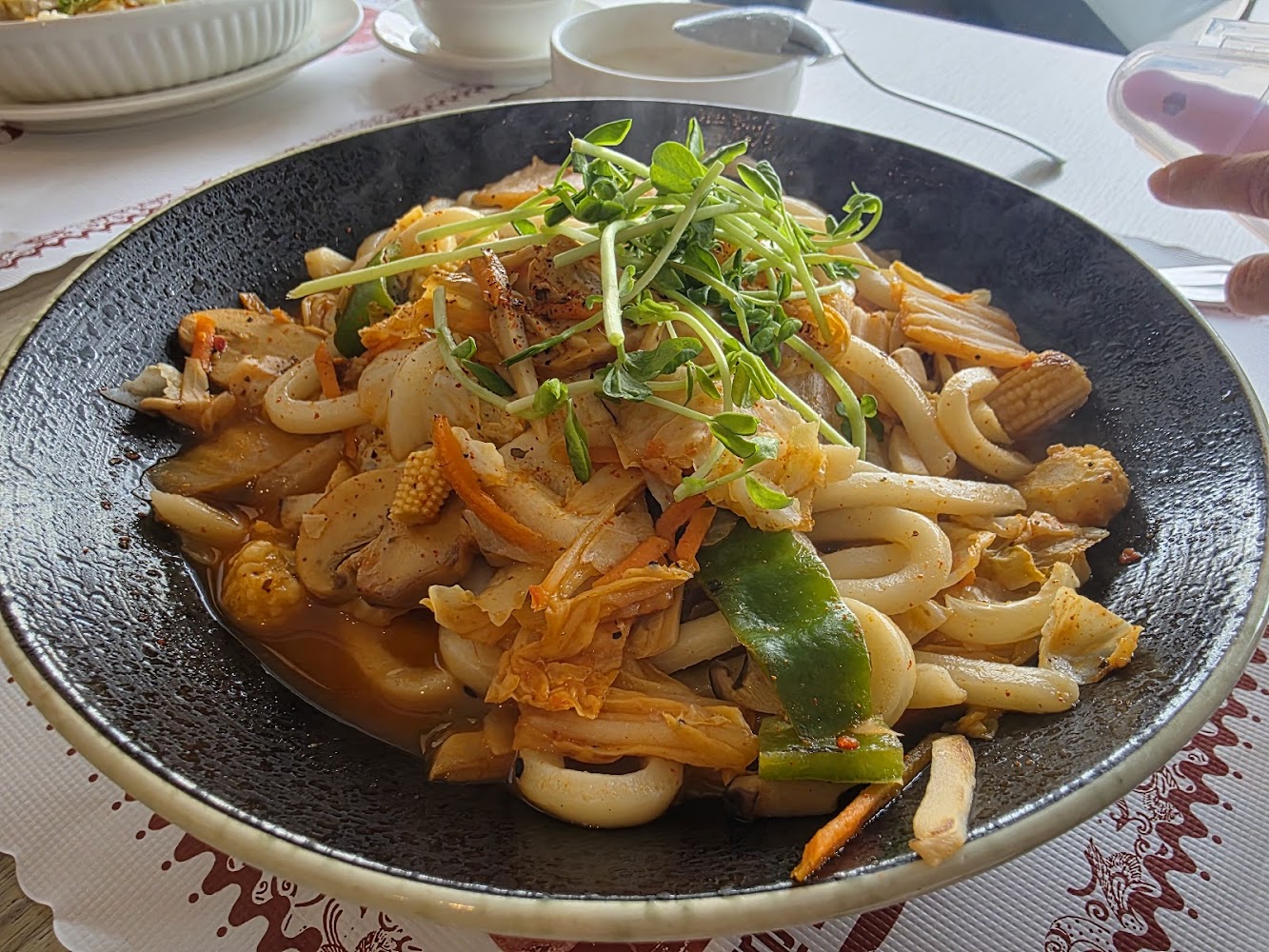 日式炒烏龍麵與多種蔬菜配料