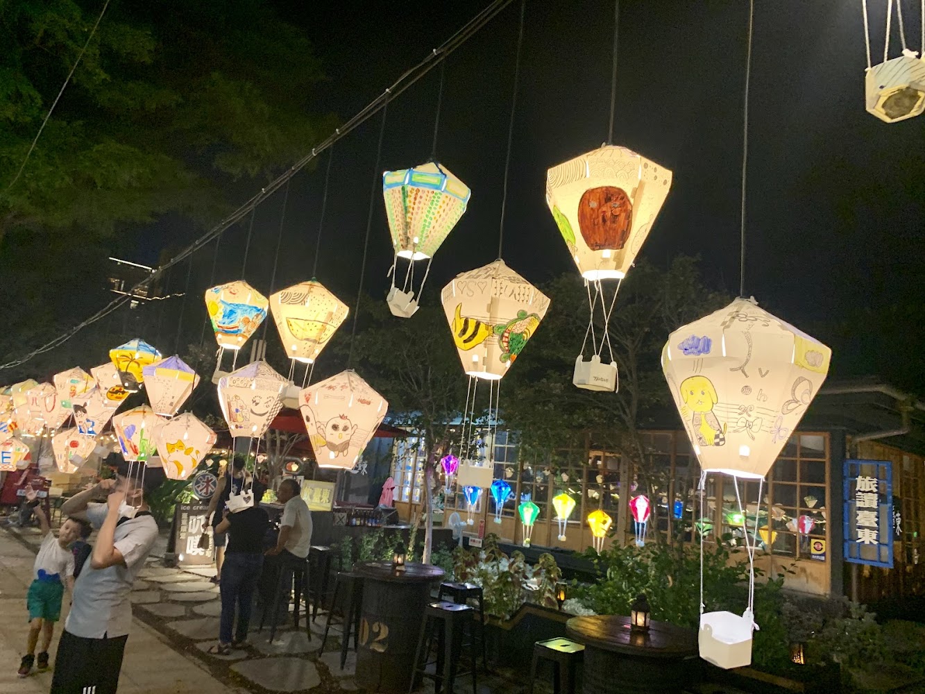 夜晚燈籠展與彩繪熱氣球燈籠