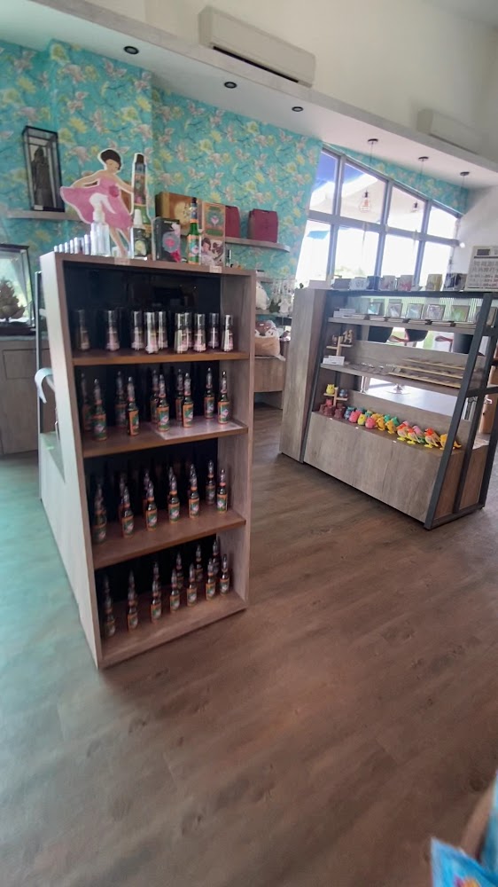 店內可愛商品陳列與壁紙裝飾