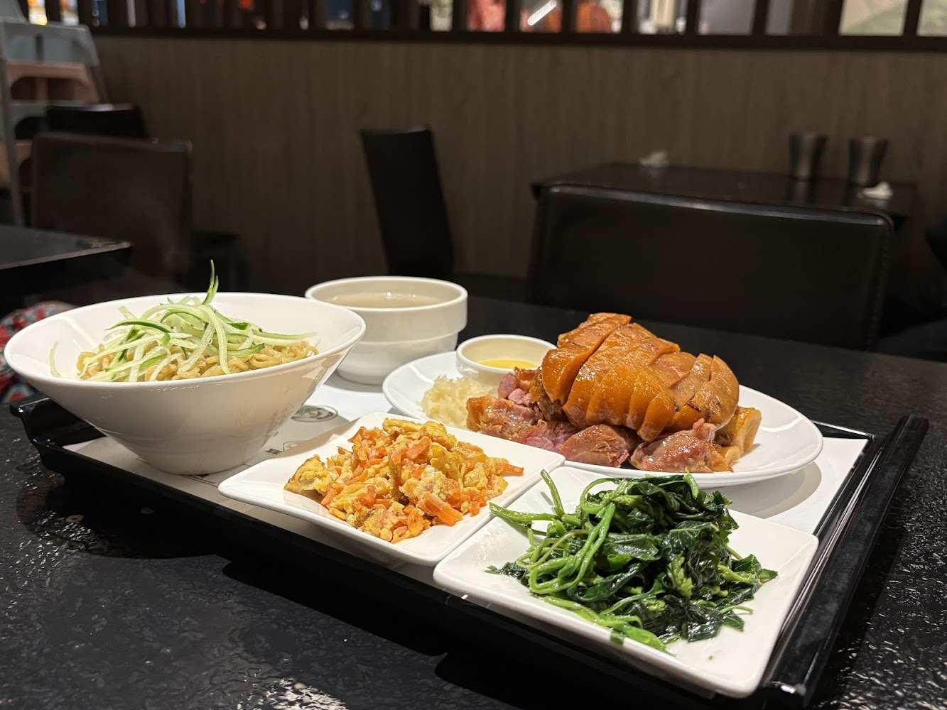 七里坡紅藜養生料理涼拌麵燉豬腳青菜炒蛋與湯品