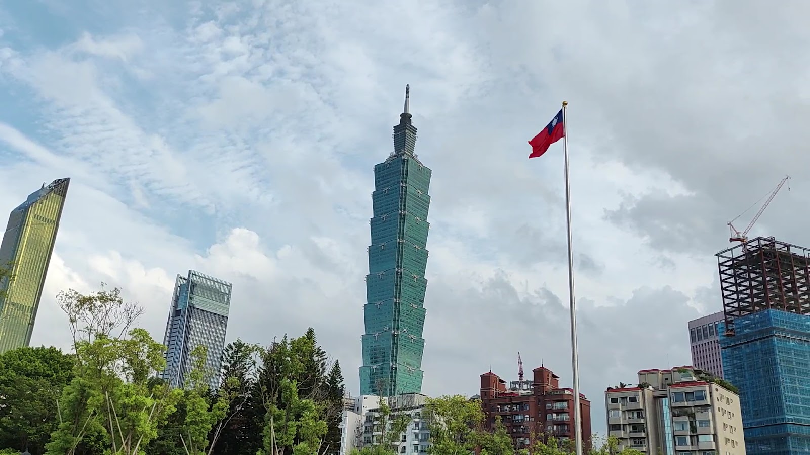 國父紀念館廣場仰望台北101，國旗飄揚，信義區一日遊景點
