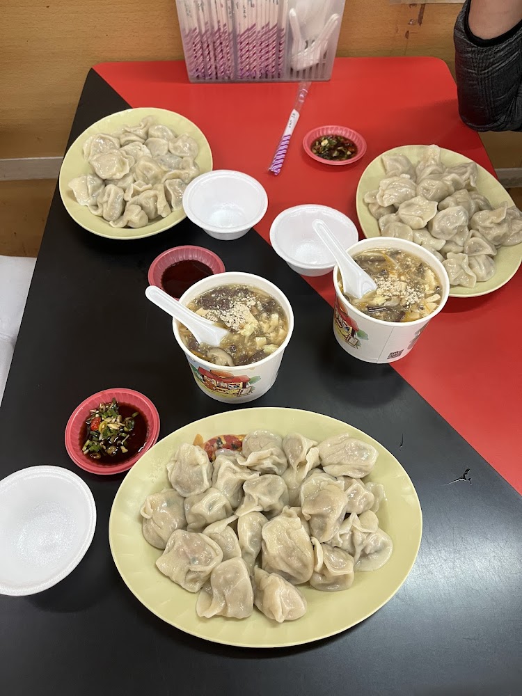 三盤水餃兩碗羹湯與各式沾醬