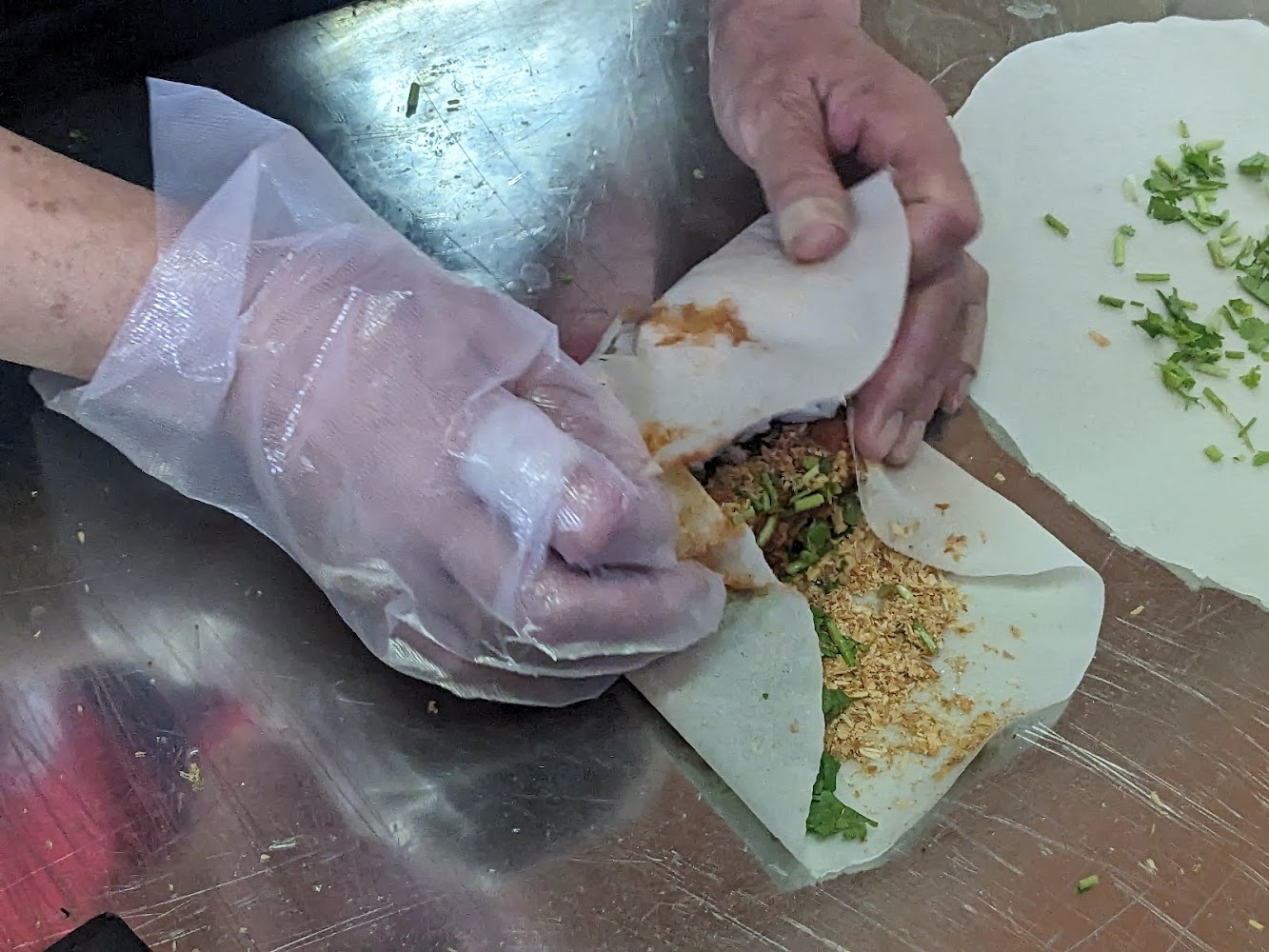店家製作潤餅包裹配料的近拍畫面