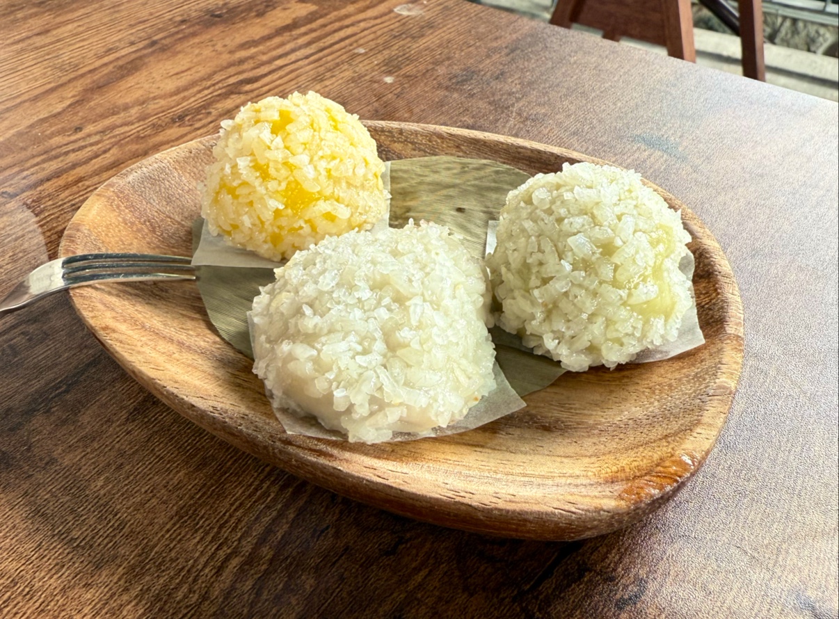 三顆糯米點心擺放於木盤上