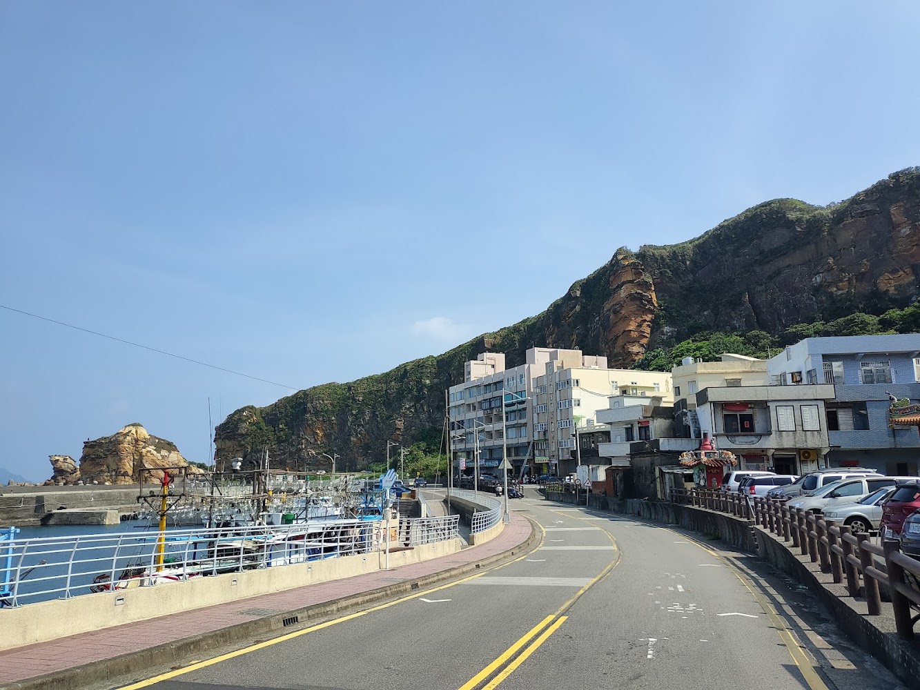 沿海公路民宅漁港與山崖景色