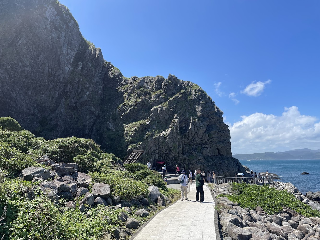 基隆嶼步道旁的海岸岩壁景觀