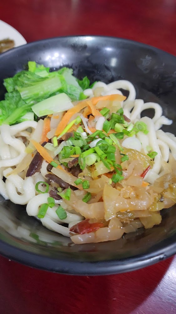 手工拌麵搭配青菜紅蘿蔔木耳與醃菜
