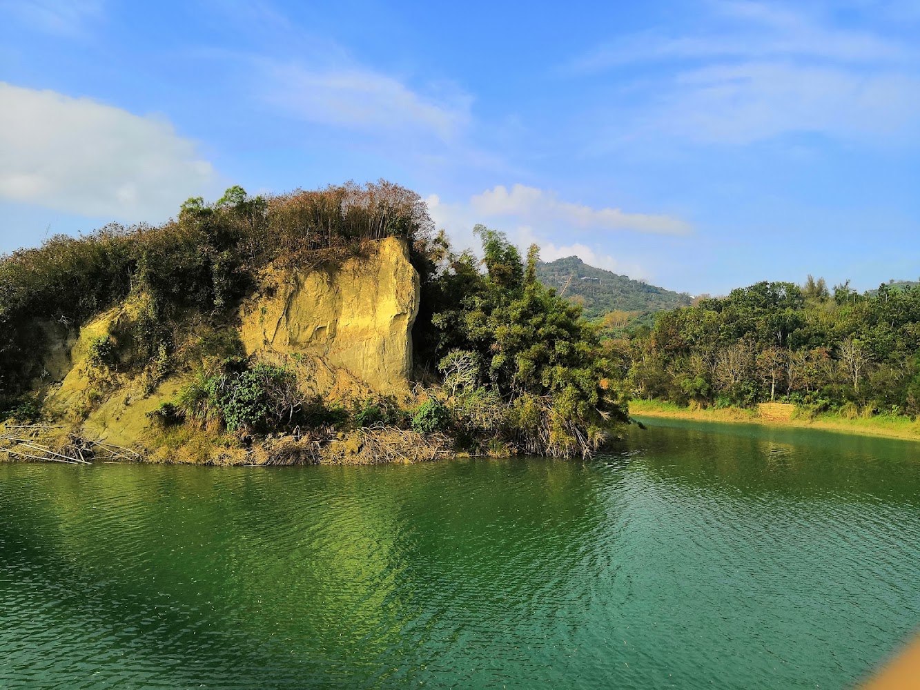 湖岸黃土山丘與綠意水景