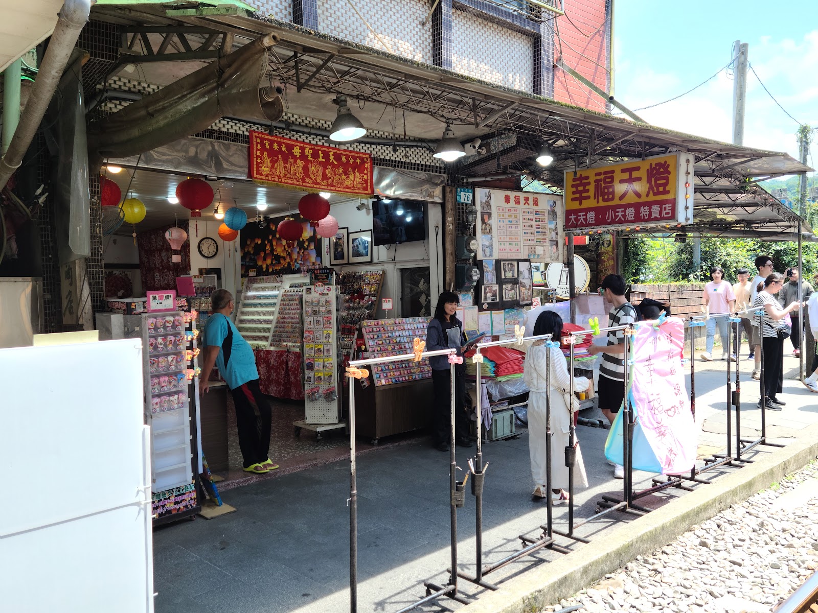 幸福天燈店舖外觀，門口掛滿各色天燈