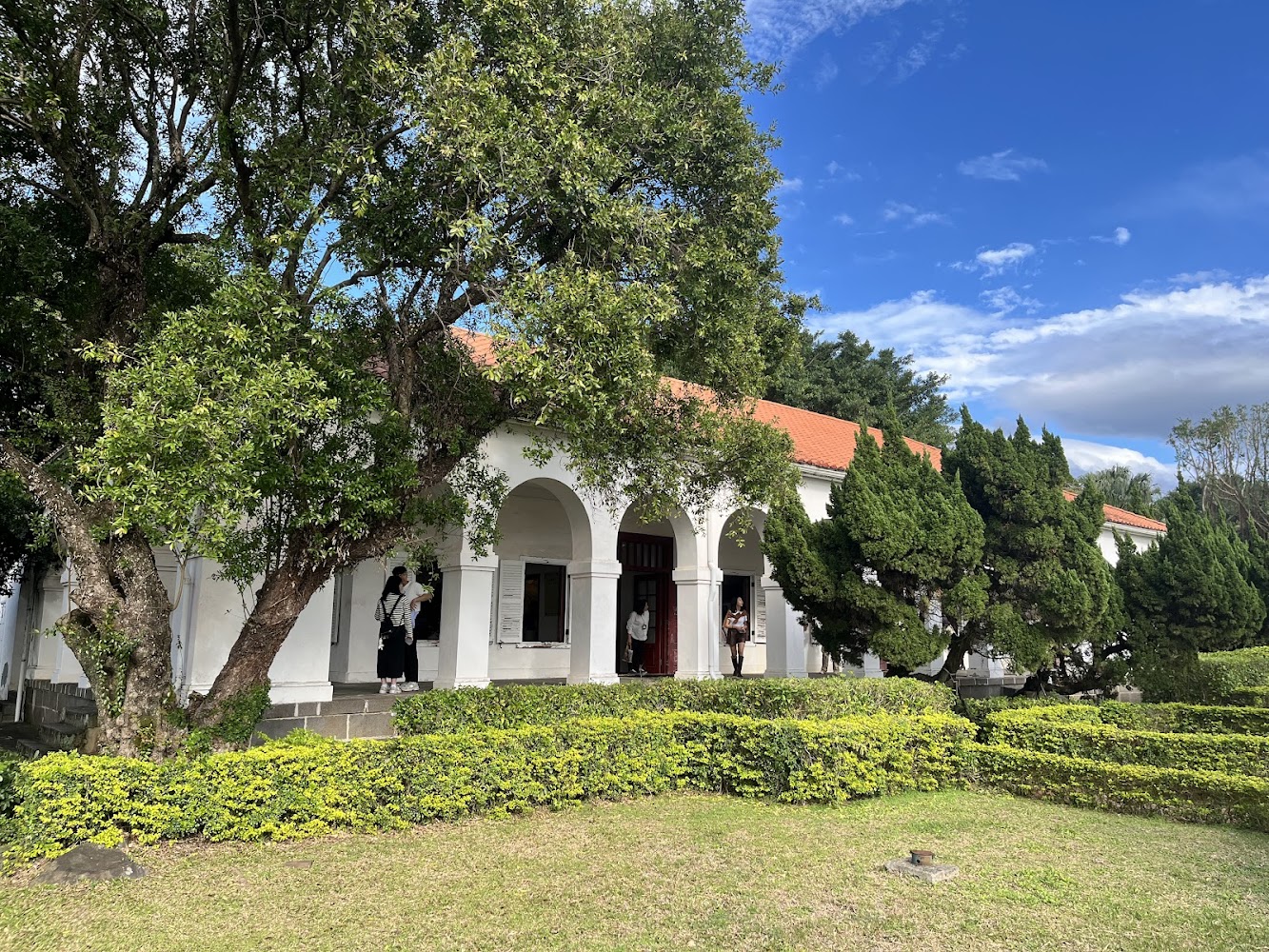 小白宮白色建築外觀與草地
