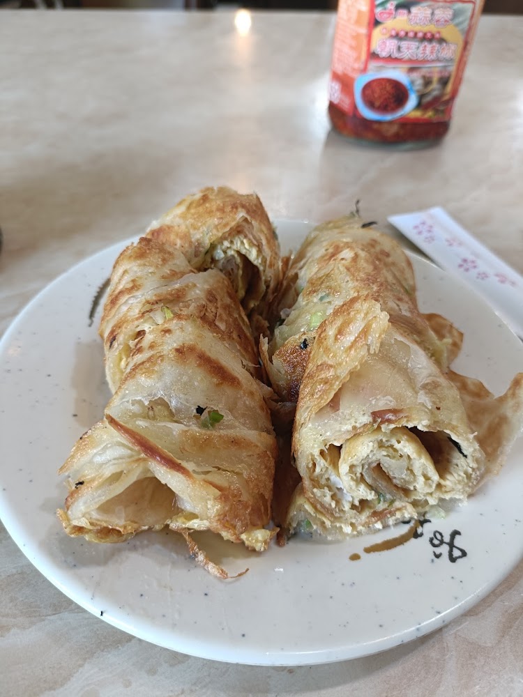 蛋餅捲搭配辣椒醬