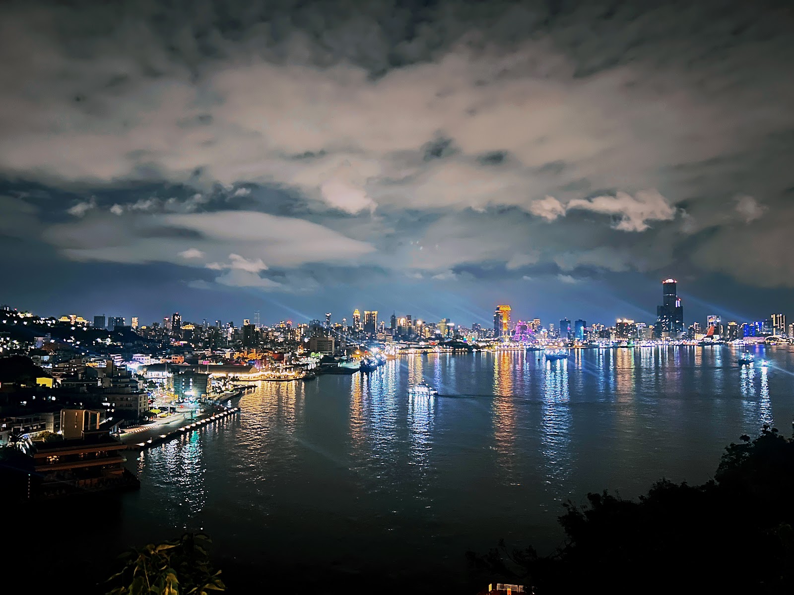 旗後燈塔俯瞰高雄港夜景燈光璀璨