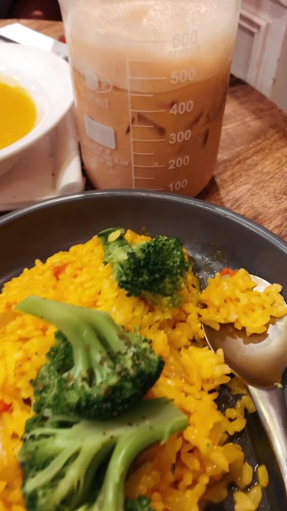 黃色燉飯或炒飯搭配冰飲