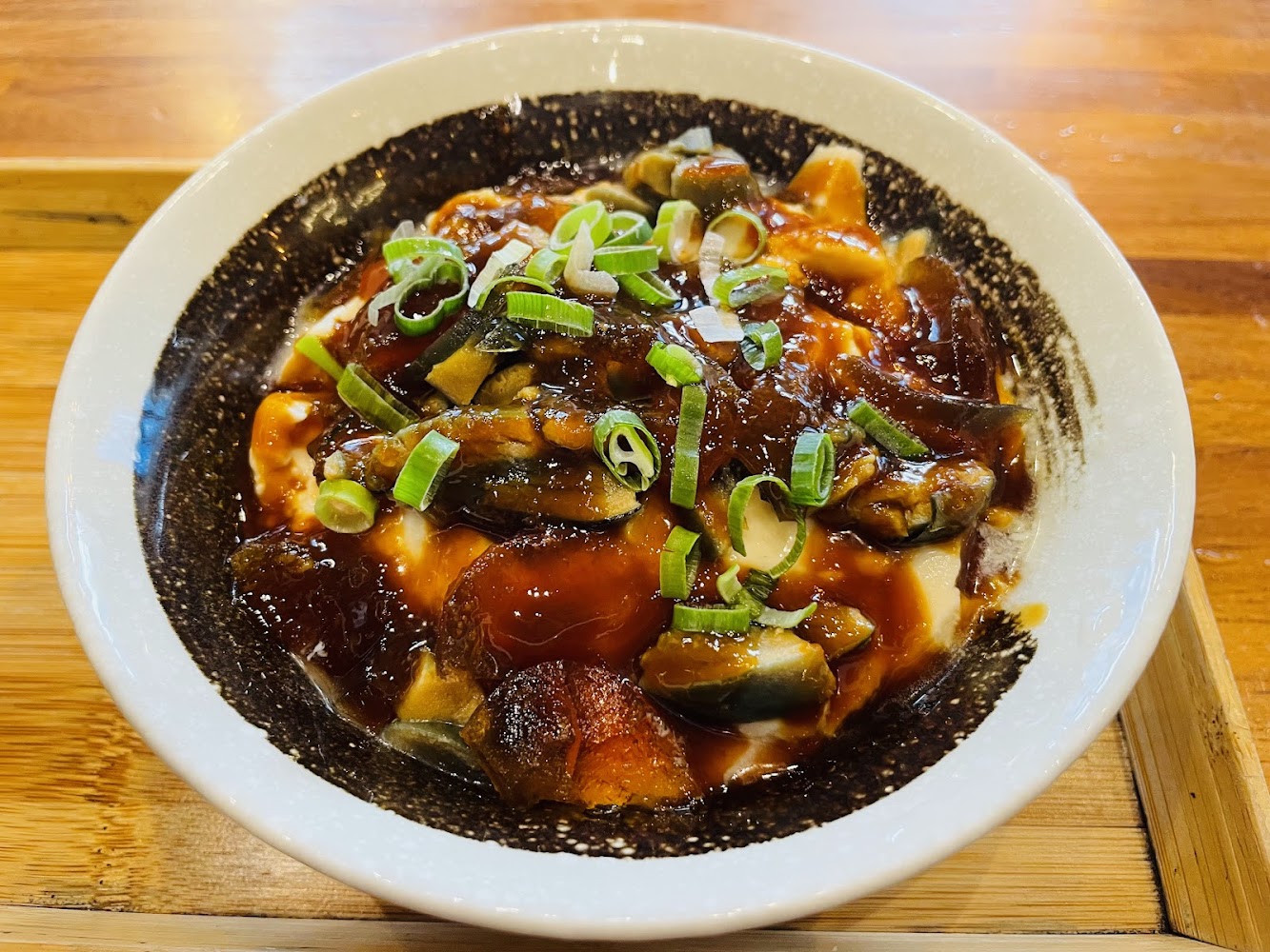 切丁皮蛋、嫩豆腐、蔥花與醬油調味的皮蛋豆腐風料理