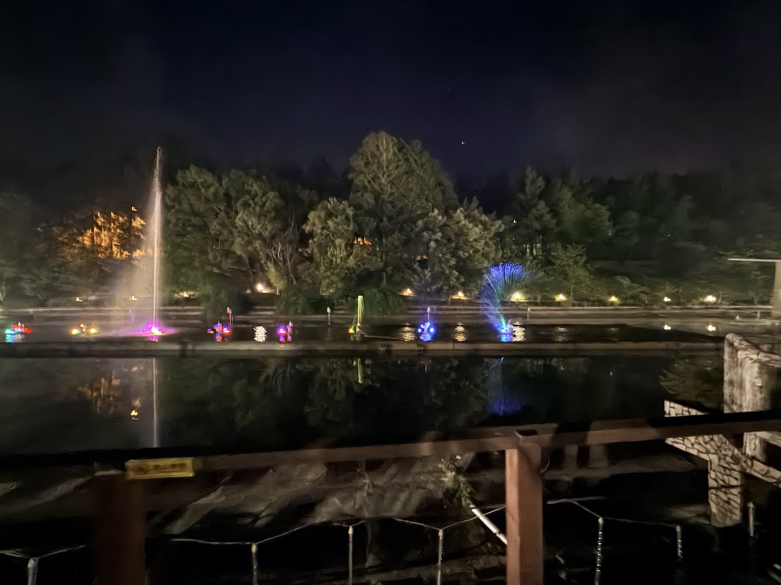 清境農場小瑞士花園夜間噴泉燈光秀彩色小船