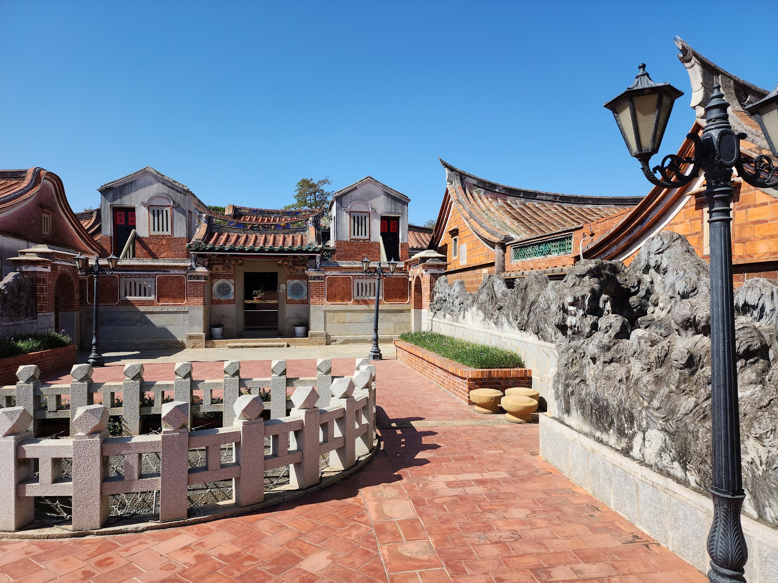 金門山后民俗文化村整排閩南古厝全景，紅瓦燕尾脊傳統建築