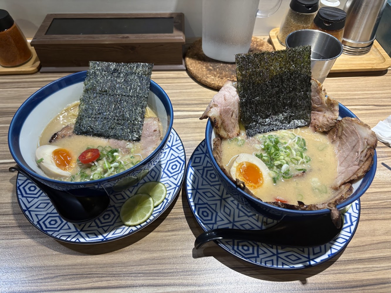 Hiro'sらぁ麵Kitchen兩碗拉麵有叉燒蛋與海苔