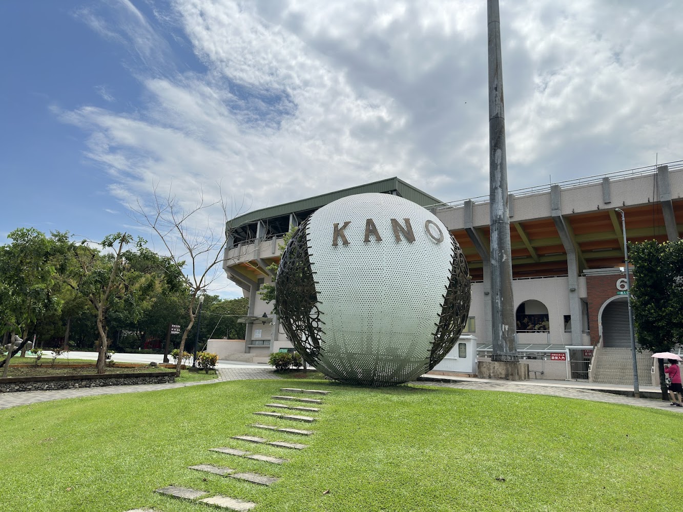 KANO棒球雕塑與球場背景