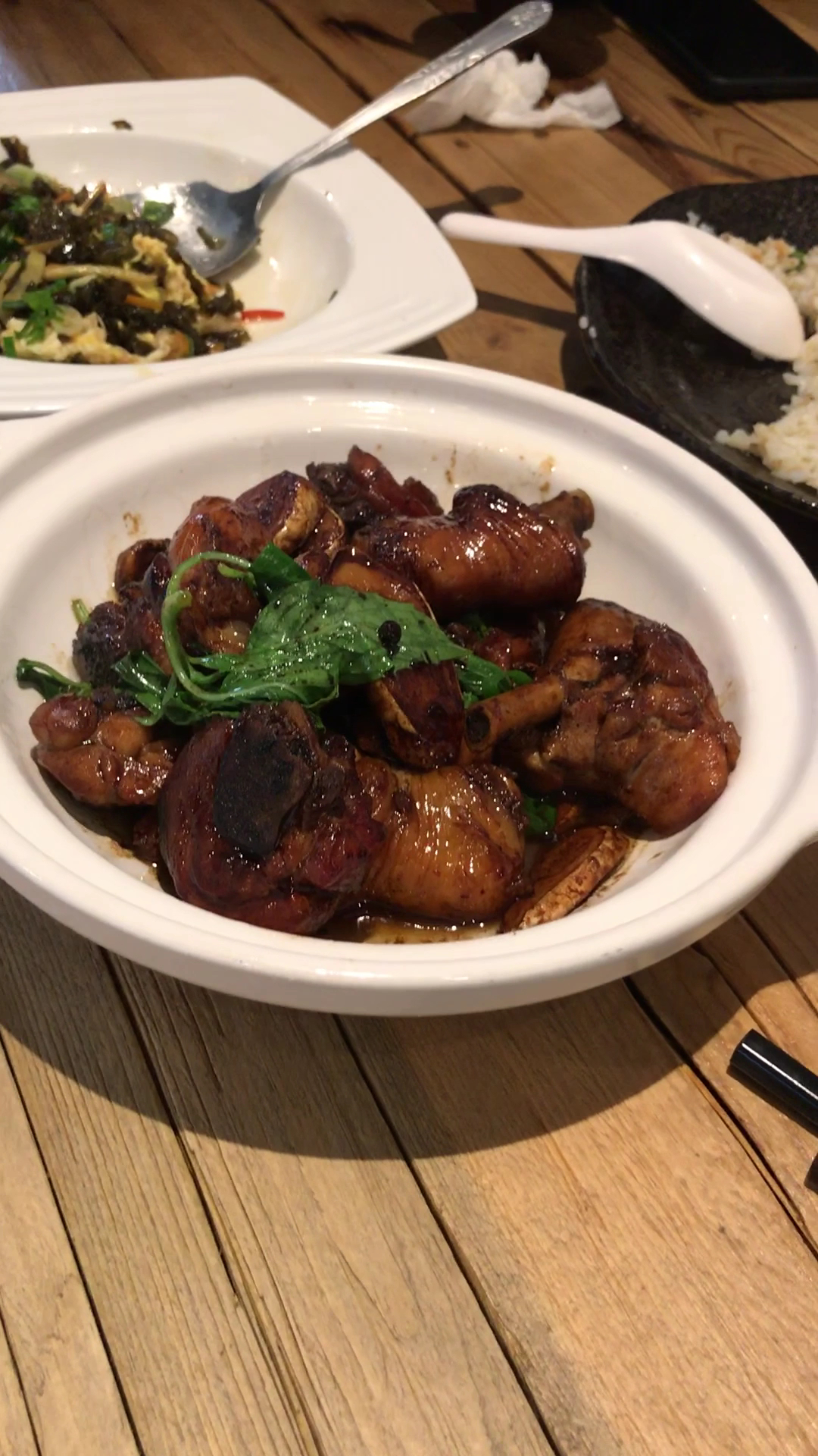 海人上菜三杯雞與其他主食配菜同桌