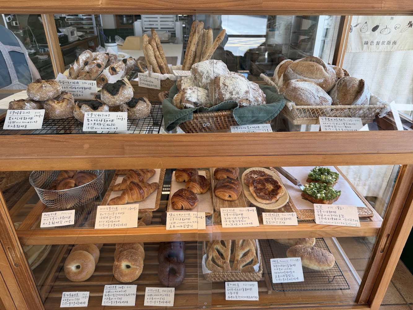 莢麵包店內麵包櫃