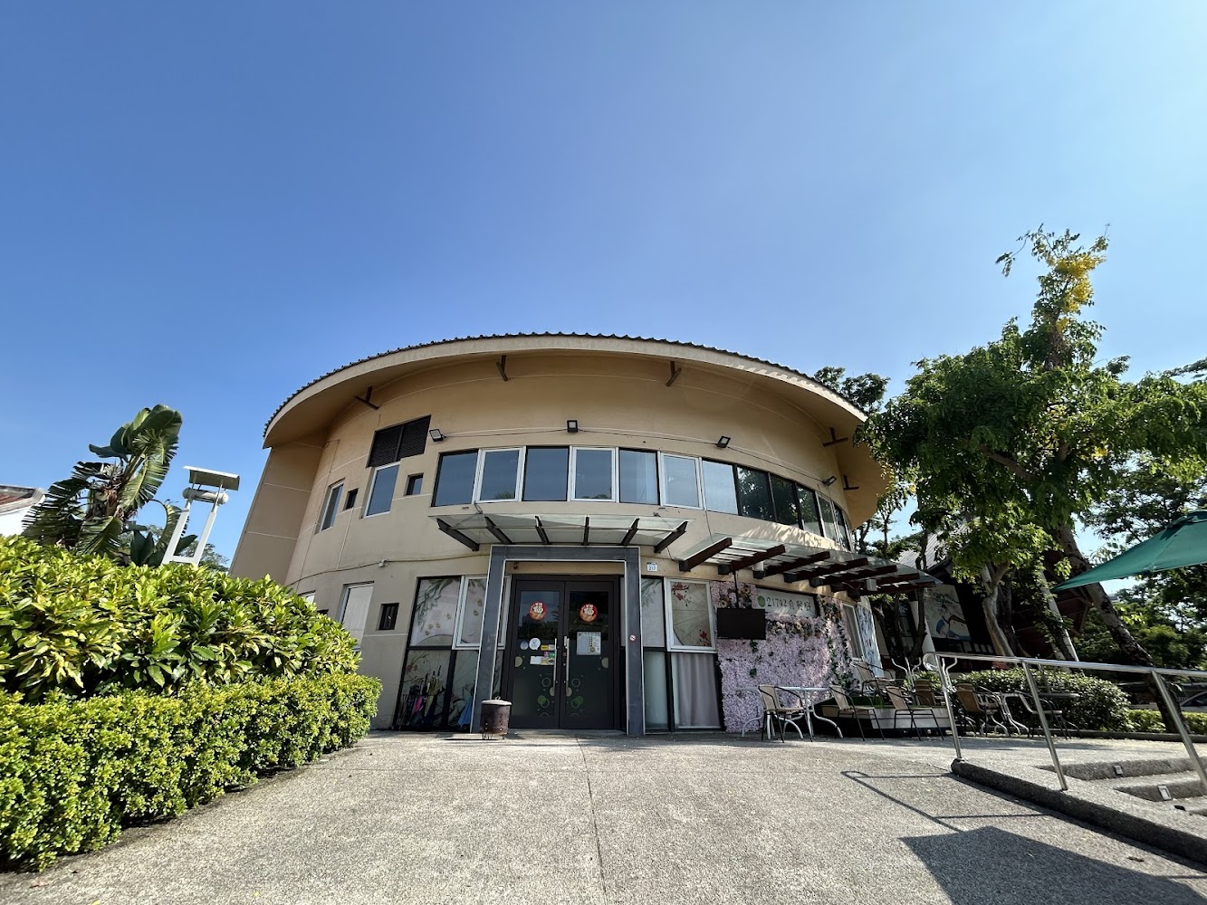217好食複合式餐廳外觀建築與花牆座位區