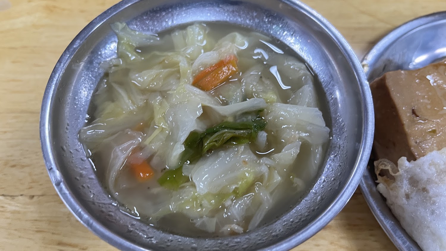 白菜湯內有白菜紅蘿蔔與豆腐配菜