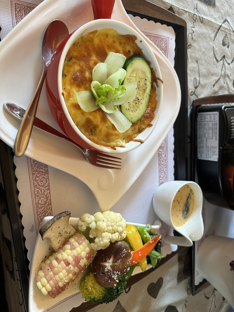 覓境咖啡屋焗烤料理與蔬菜拼盤