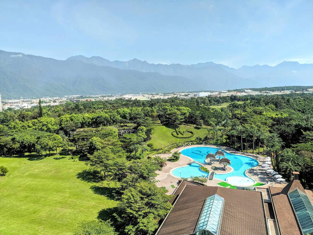 美侖大飯店大型戶外泳池與遠方山景